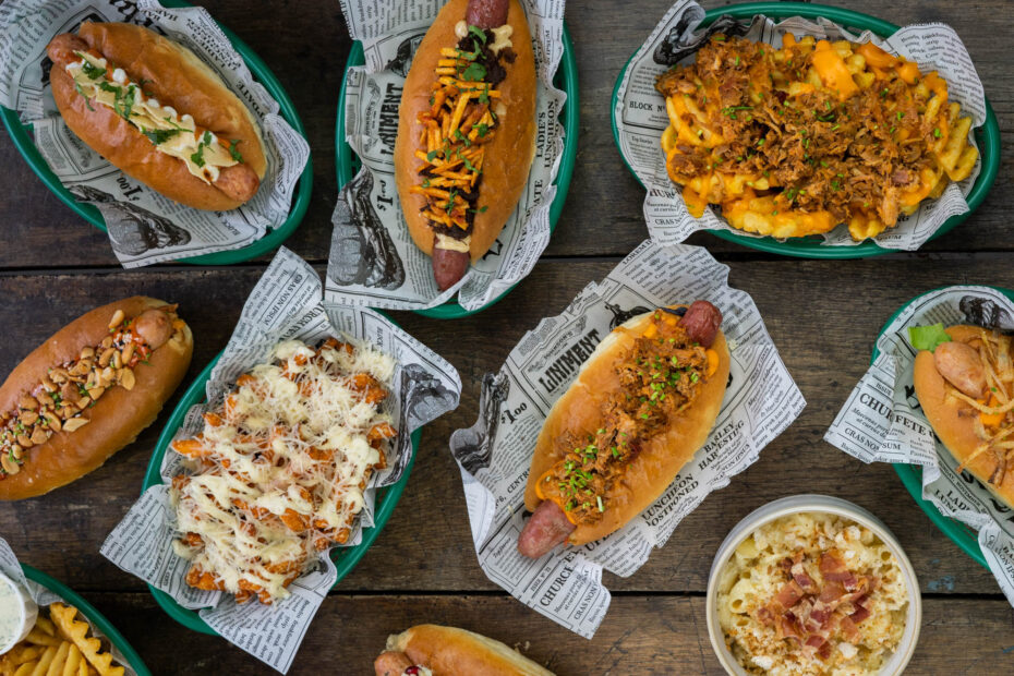 Hotdogs, mac'n cheese en loaded fries van Dwars hotdogbar en Dwars Tilburg van Derk van de Sande